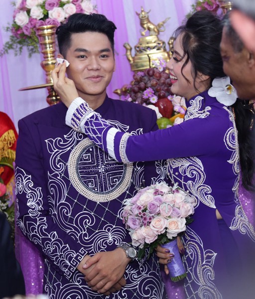 Lê Phương và chồng trẻ không ngừng thể hiện tình yêu tại lễ cưới