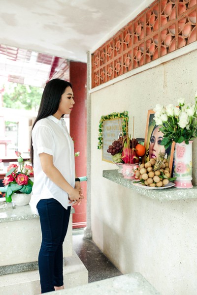 Mr Đàm đưa Hà Thanh Xuân đến viếng mộ cố nghệ sĩ Thanh Nga