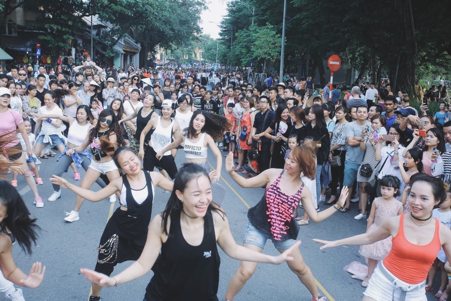 Gần 150 người làm náo nhiệt phố đi bộ với màn nhảy tập thể
