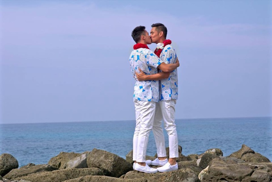 Khoảnh khắc ngọt ngào trong lễ kết hôn của Hồ Vĩnh Khoa và bạn trai đồng giới
