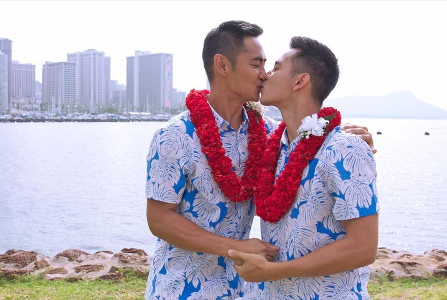 Khoảnh khắc ngọt ngào trong lễ kết hôn của Hồ Vĩnh Khoa và bạn trai đồng giới