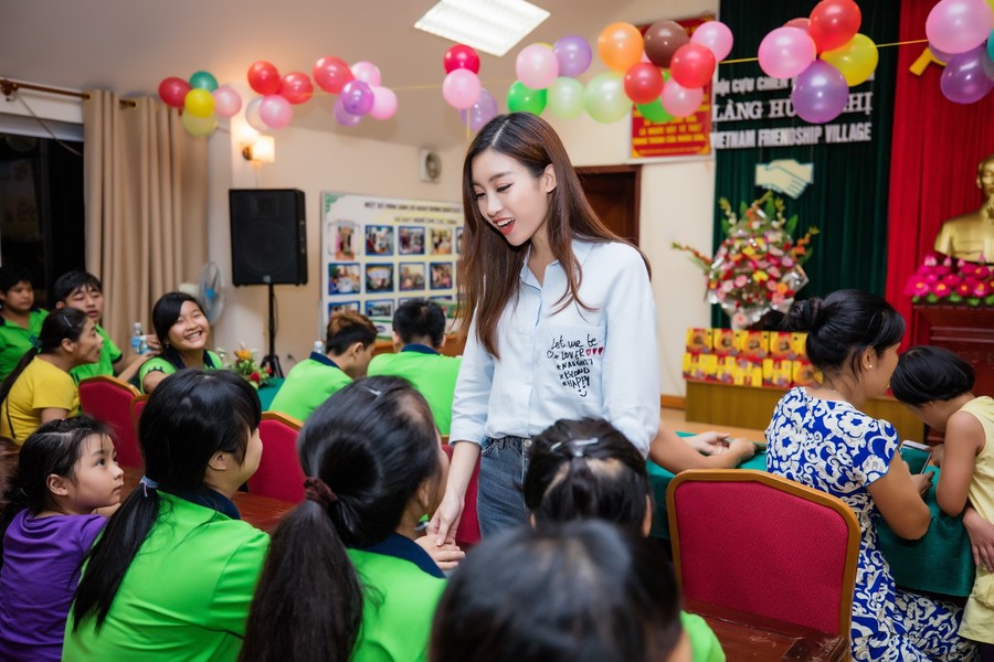 Mỹ Linh, Thanh Tú giản dị tổ chức vui Trung thu cho trẻ em có hoàn cảnh khó khăn