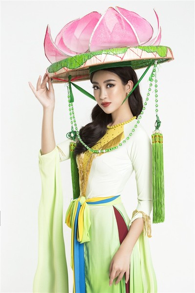 Mỹ Linh mặc áo tứ thân, đội nón hoa sen, múa 