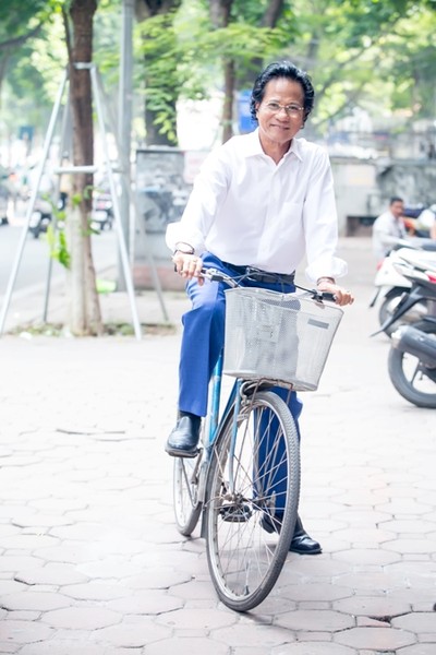 Bất ngờ với hình ảnh Chế Linh đạp xe, nhâm nhi trà đá vỉa hè Hà Nội