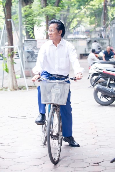 Bất ngờ với hình ảnh Chế Linh đạp xe, nhâm nhi trà đá vỉa hè Hà Nội