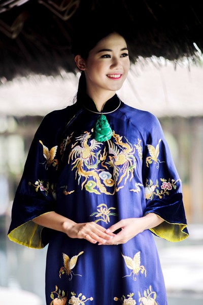 Ngắm bộ áo dài có giá cả trăm triệu đồng được Á hậu Thanh Tú mặc tại Hội nghị APEC