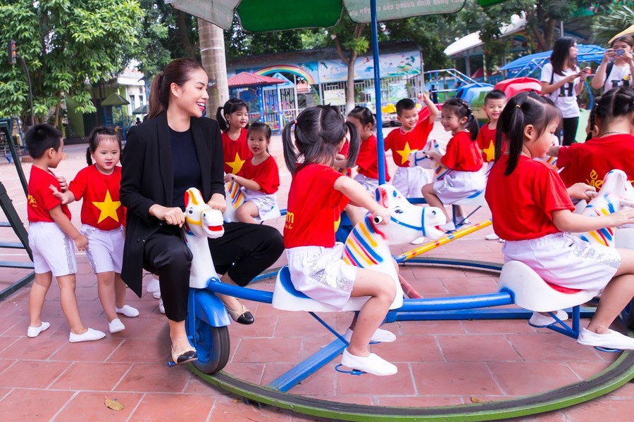 Phạm Hương nhảy flashmob cùng hàng nghìn sinh viên