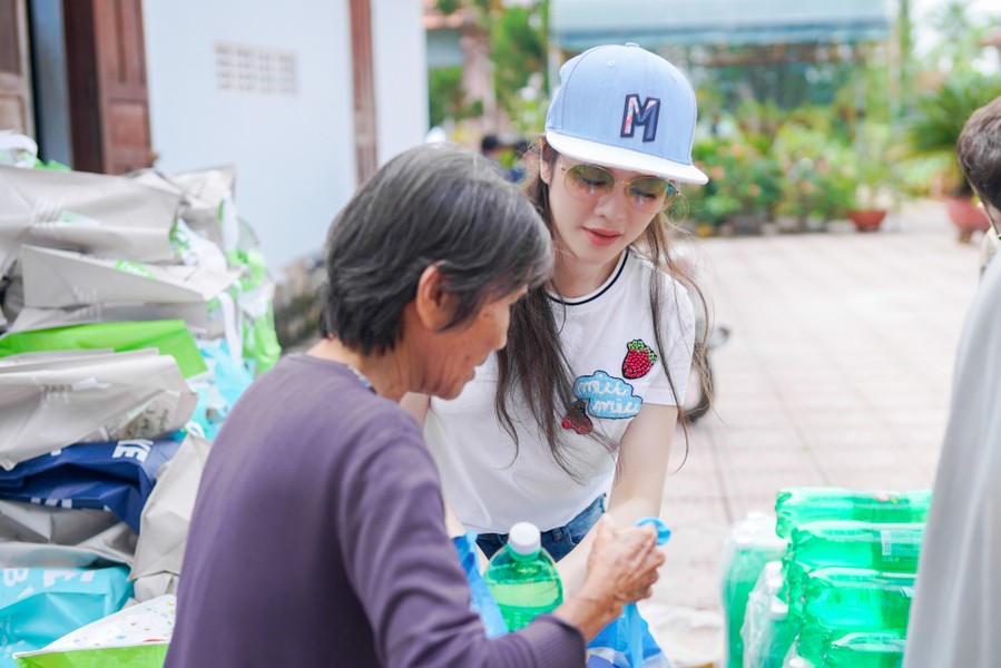 Lý Nhã Kỳ giản dị trong chuyến từ thiện ở Khánh Hòa