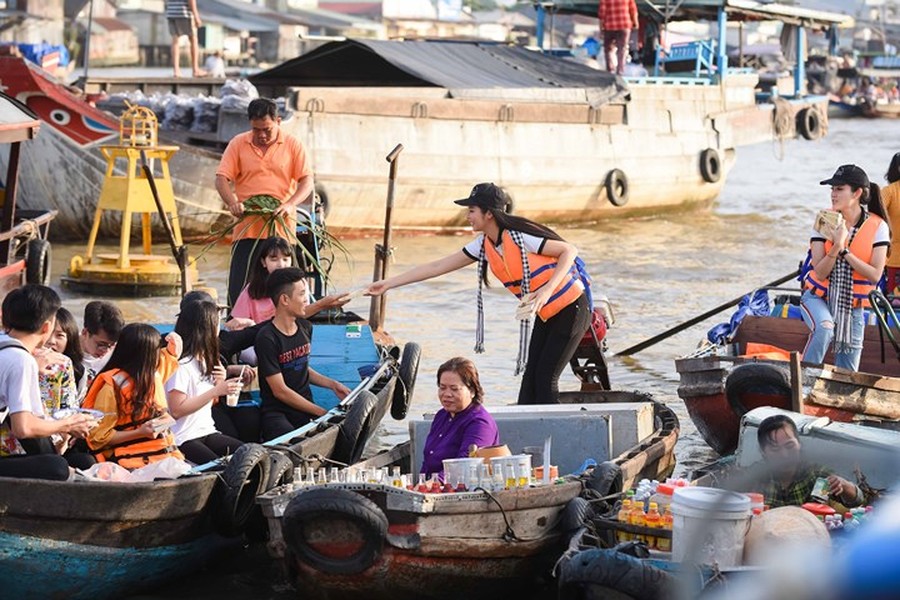 Dàn người đẹp Việt bất ngờ xuất hiện trên chợ nổi từ tờ mờ sáng