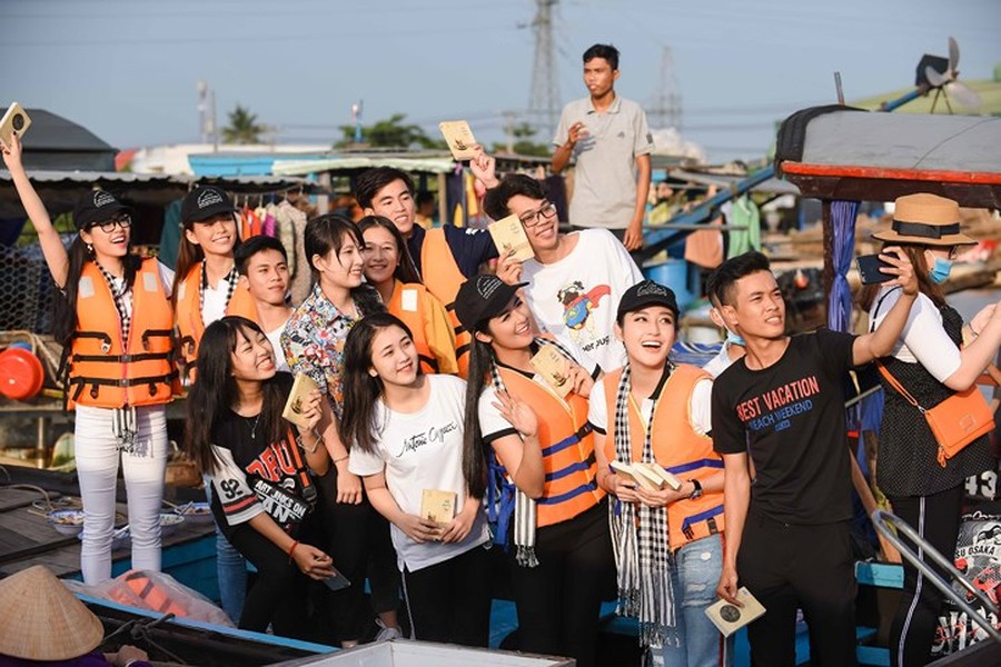 Dàn người đẹp Việt bất ngờ xuất hiện trên chợ nổi từ tờ mờ sáng