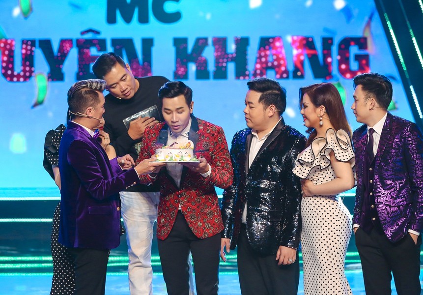 Đàm Vĩnh Hưng mừng sinh nhật Nguyên Khang trên sân khấu