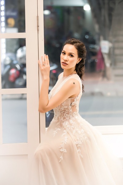 Hé lộ trang phục cưới của siêu mẫu Phương Mai