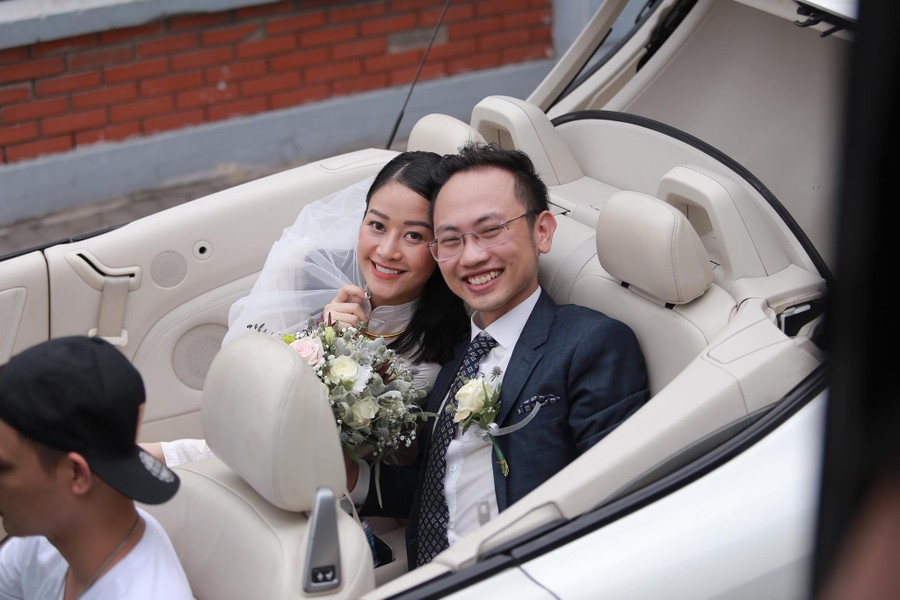 MC Phí Linh rạng rỡ hạnh phúc trong ngày cưới