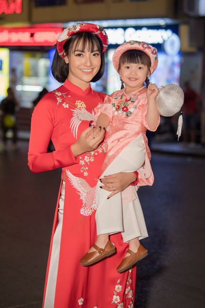 Hồng Quế đưa con gái lên sân khấu diễn áo dài cho bạn thân - Hoa hậu Ngọc Hân