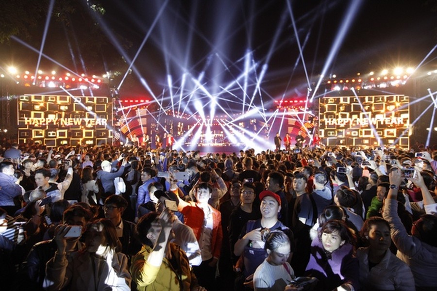 Những hình ảnh ấn tượng của lễ hội đếm ngược chào năm mới 2020 tại Hà Nội