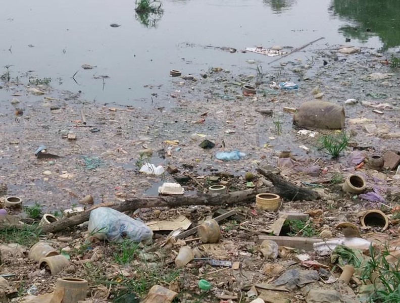 Hà Nội: Ô nhiễm khủng khiếp ở công viên hồ Đền Lừ