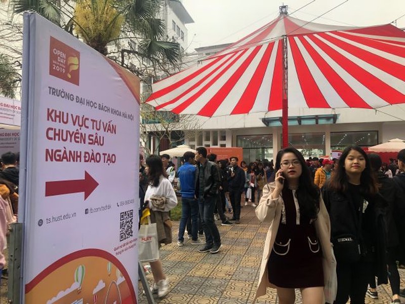 Học sinh THPT Hà Nội hào hứng với tư vấn tuyển sinh đại học 2019