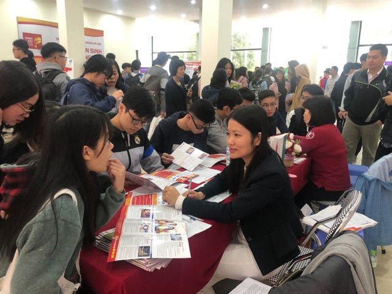 Học sinh THPT Hà Nội hào hứng với tư vấn tuyển sinh đại học 2019