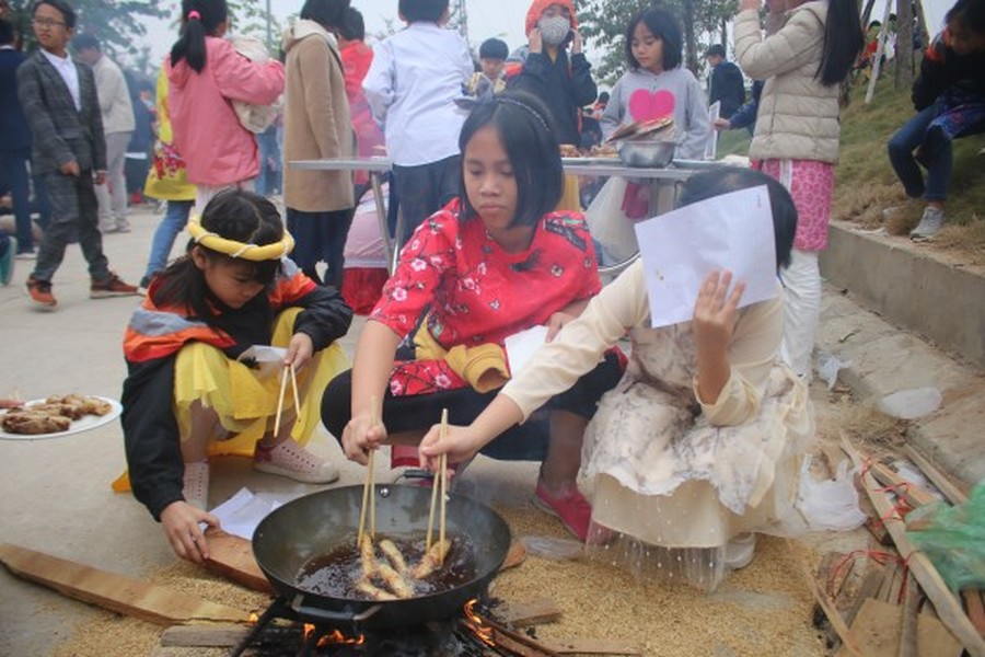 Ngắm học sinh Hà Nội trải nghiệm rán nem, nấu miến bằng bếp củi