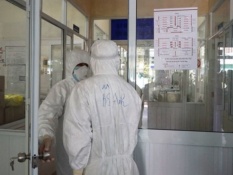 Những hình ảnh hiếm hoi bên trong phòng điều trị bệnh nhân Covid-19 nặng ở Đà Nẵng