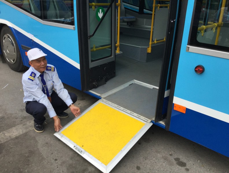 Ngắm xe buýt Hà Nội chạy động cơ Mercedes có thể nâng hạ gầm
