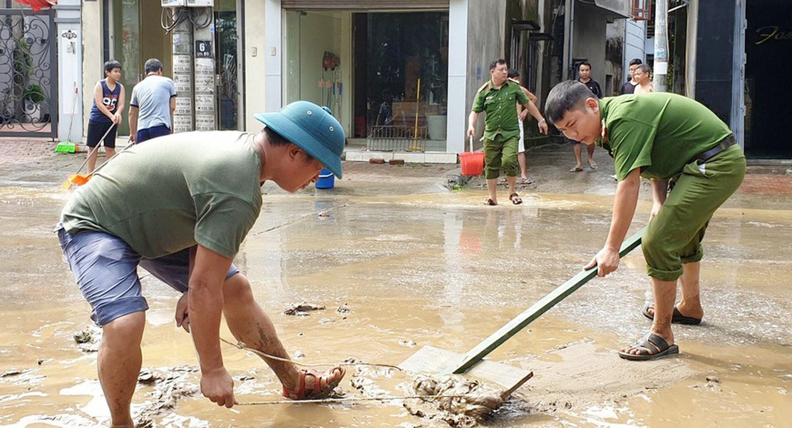Lực lượng Công an giúp người dân khắc phục hậu quả mưa lũ