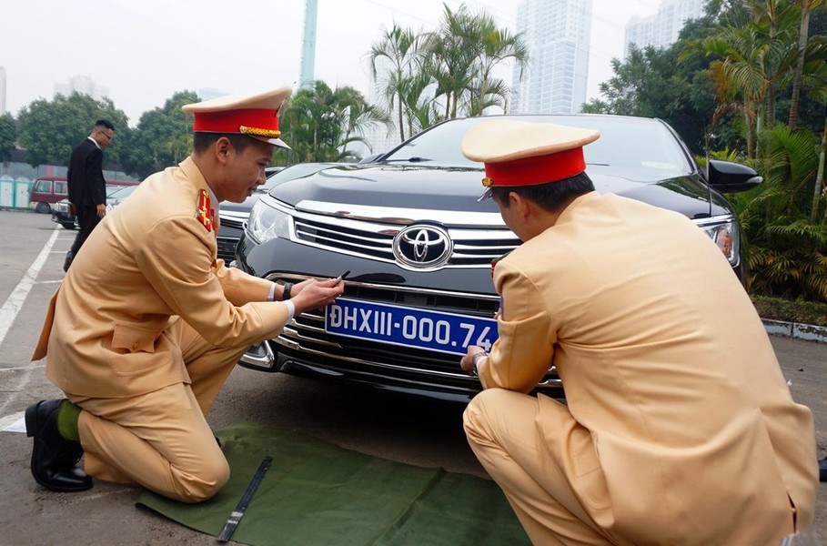 Kiểm tra, gắn biển xe ô tô phục vụ Đại hội Đảng lần thứ XIII