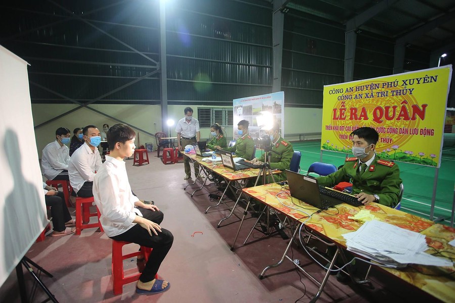 Tại huyện Phú Xuyên (Hà Nội): Cấp căn cước công dân gắn chíp điện tử cả ngày lẫn đêm 