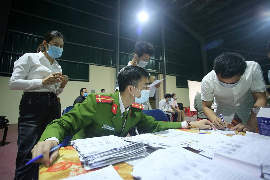 Tại huyện Phú Xuyên (Hà Nội): Cấp căn cước công dân gắn chíp điện tử cả ngày lẫn đêm 