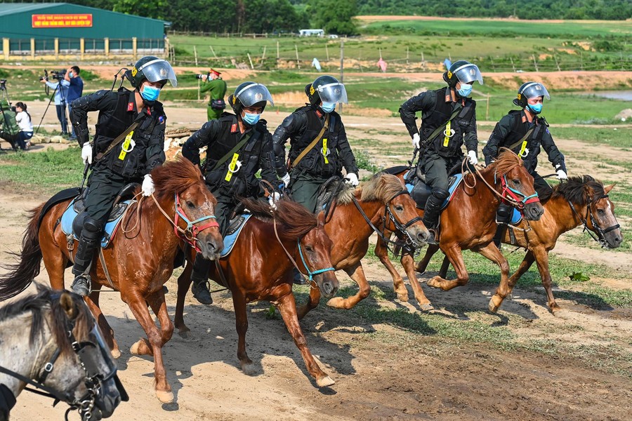 Cảnh sát Cơ động kỵ binh ngày một thuần thục kỹ năng nghiệp vụ