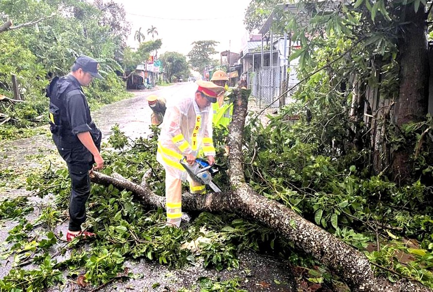 Lực lượng Công an toàn lực hỗ trợ người dân khắc phục hậu quả của bão Noru
