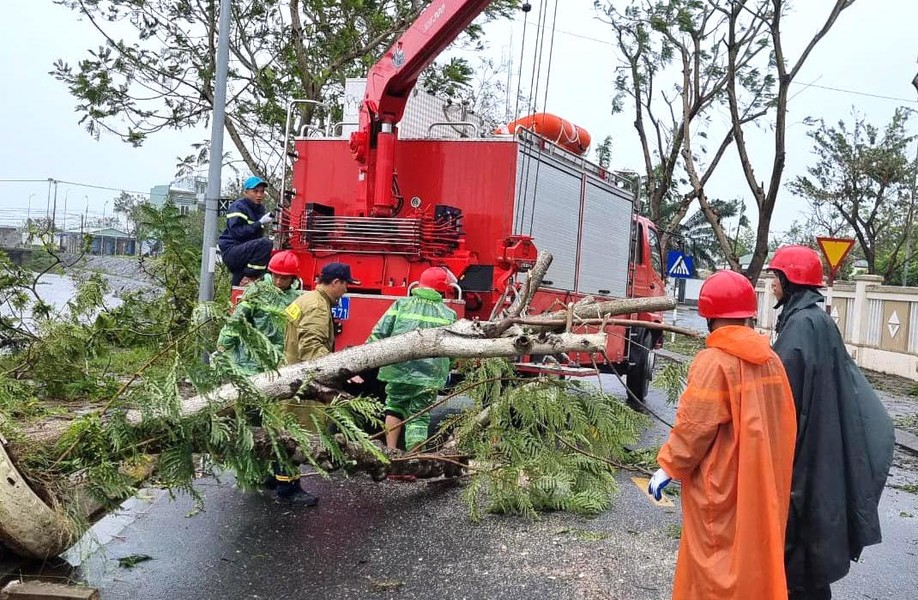 Lực lượng Công an toàn lực hỗ trợ người dân khắc phục hậu quả của bão Noru