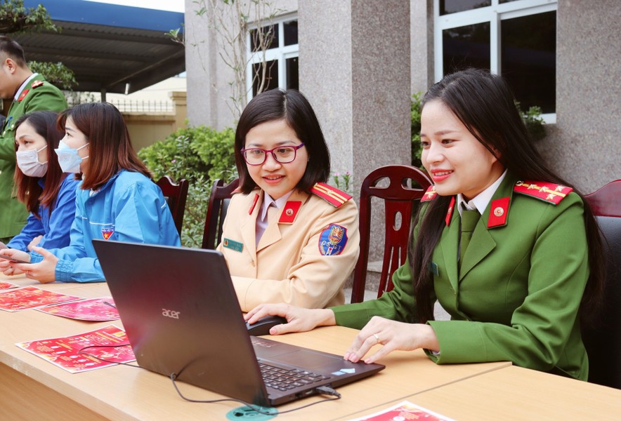 Công an Hà Nội giúp người dân đăng ký định danh điện tử