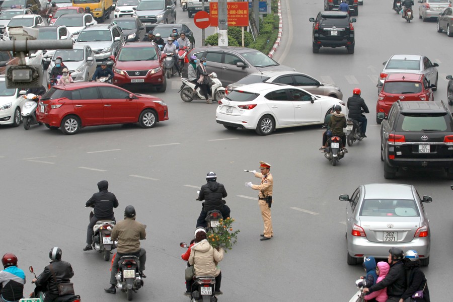 Cảnh sát giao thông Thủ đô tăng cường đảm bảo trật tự an toàn giao thông