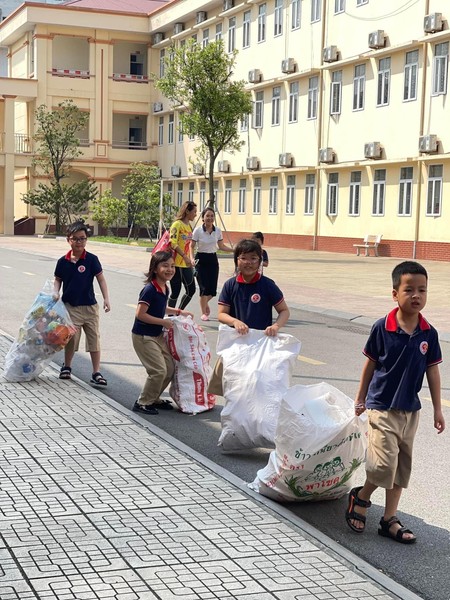 Thiết thực ngày hội “Kế hoạch nhỏ”, Thanh Vũ cùng các em học sinh giảm rác thải nhựa 