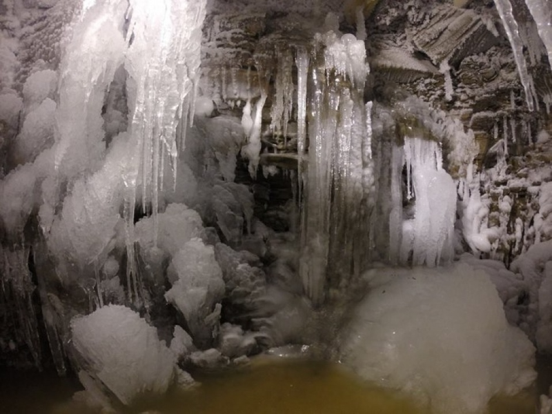 Kỳ lạ hang động duy nhất trên thế giới đóng băng mùa hè, tan chảy mùa đông