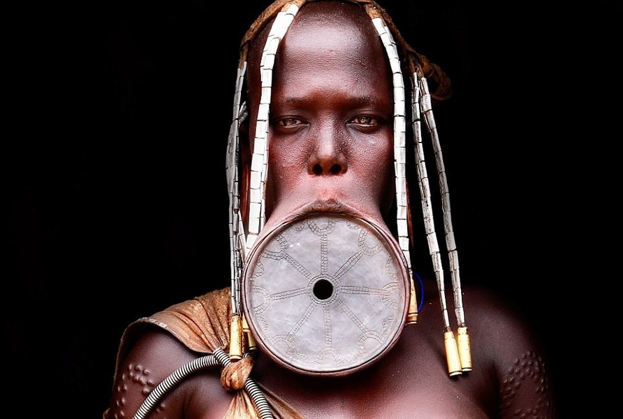 Những bộ lạc với phong tục kì dị sống bên ngoài nền văn minh