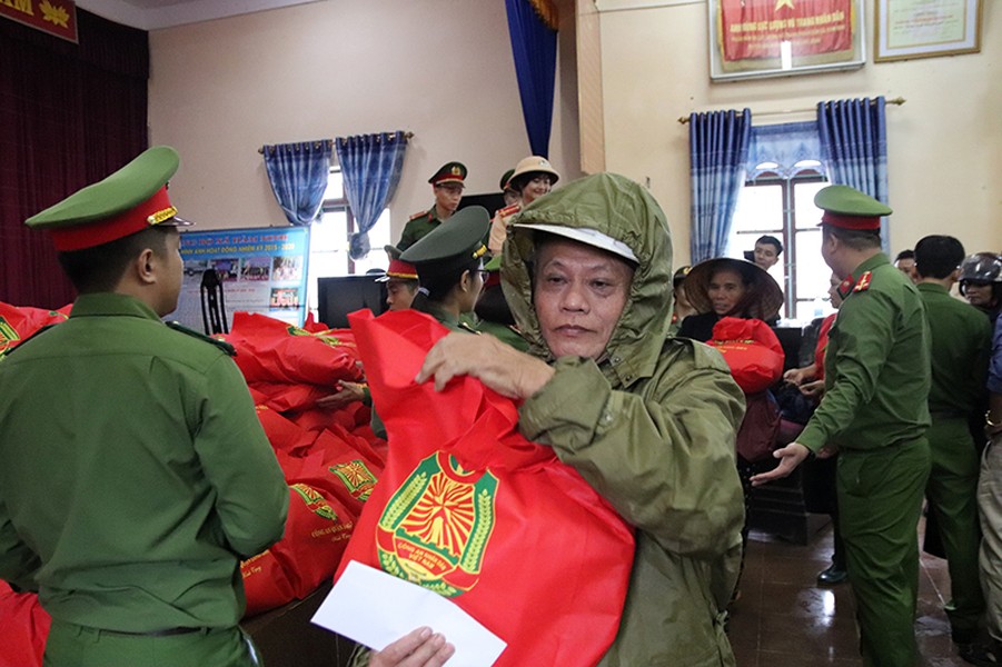 Công an quận Long Biên góp sức với đồng bào Quảng Bình thân yêu 