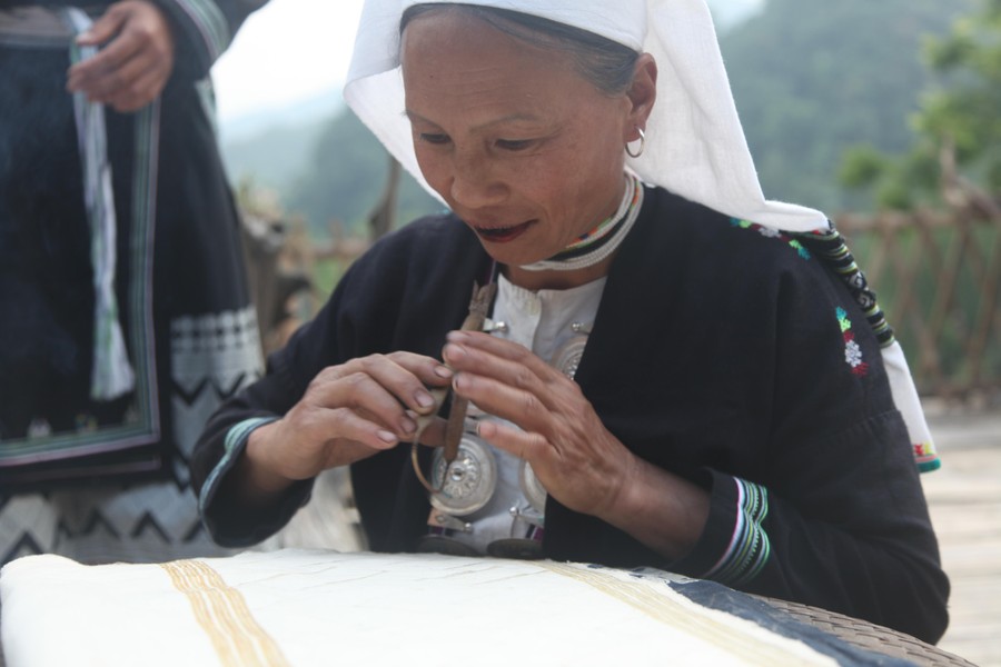 Những tổ ong khoái kỳ lạ và tục in sáp ong trên váy áo của phụ nữ Dao Tiền ở Cao Bằng