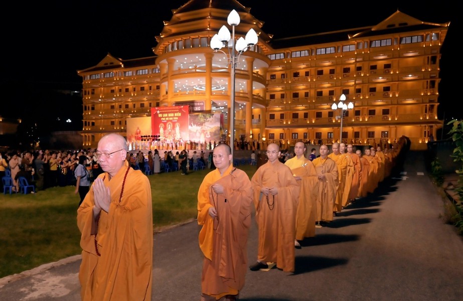 Hình ảnh đẹp trong lễ Vu lan báo hiếu tại Học Viện Phật giáo Việt Nam