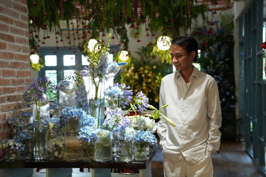  “Khu vườn tự do” tuyệt đẹp được thiết kế từ hàng nghìn bông hoa ở Hà Nội