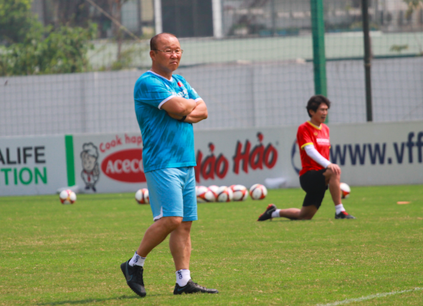 Ban huấn luyện 11 người kèm 6 cầu thủ U23 Việt Nam