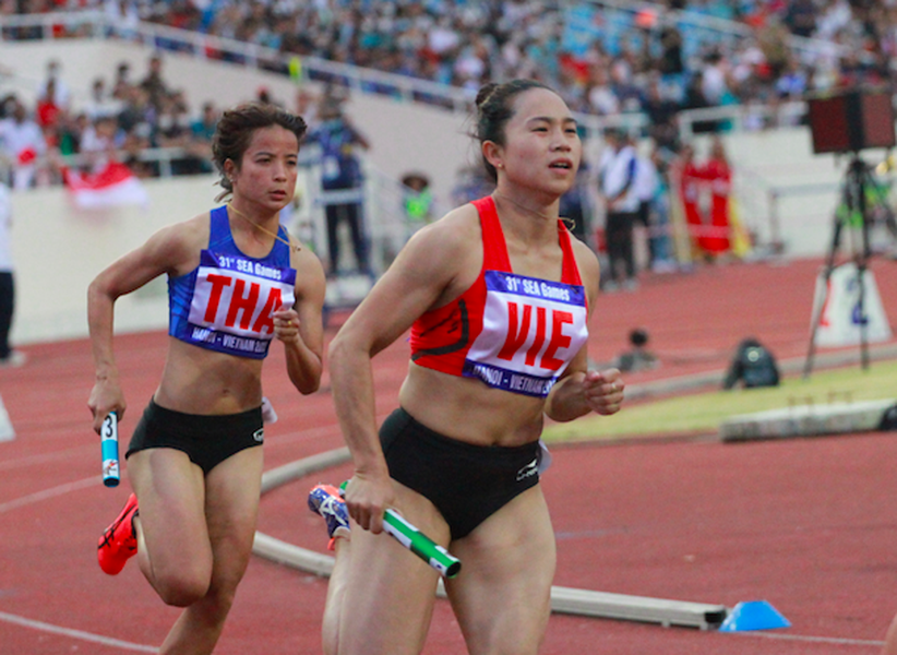 Nghẹt thở cuộc đấu Việt Nam và Thái Lan trên đường chạy tiếp sức 4x400m