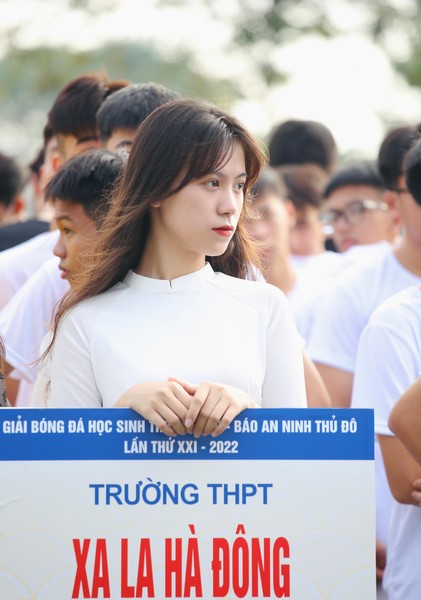 Nữ sinh Hà Nội khoe sắc trong ngày hội bóng đá học trò