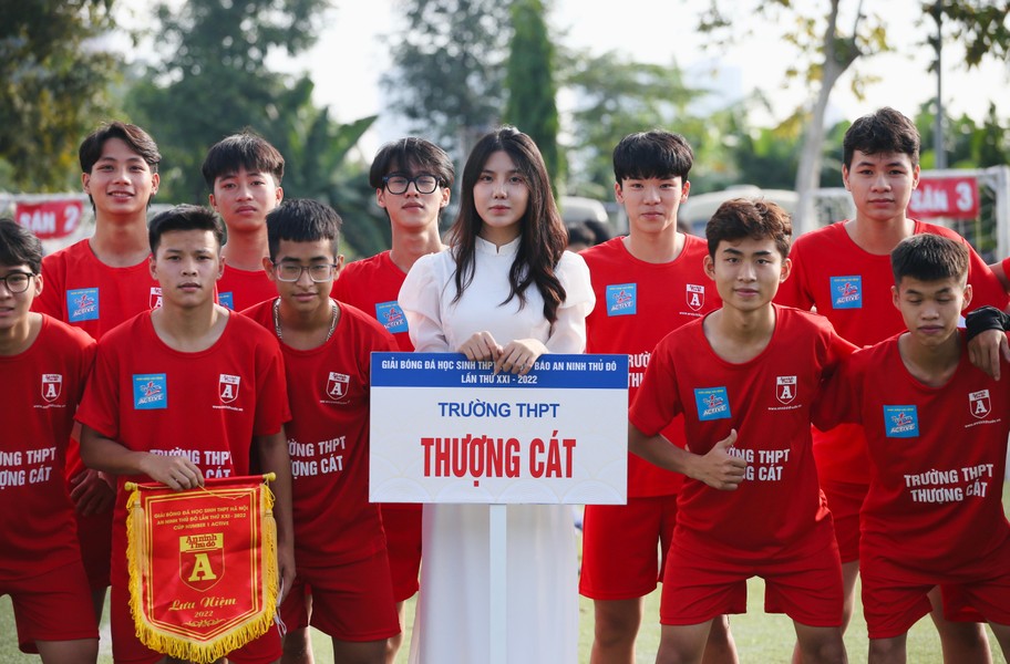 Nữ sinh Hà Nội khoe sắc trong ngày hội bóng đá học trò