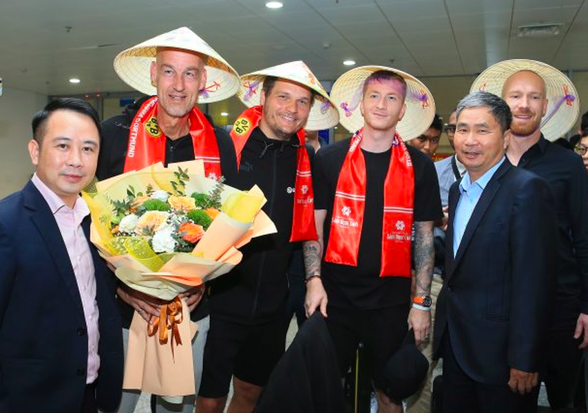 Marco Reus thích thú với nón lá khi tới Hà Nội