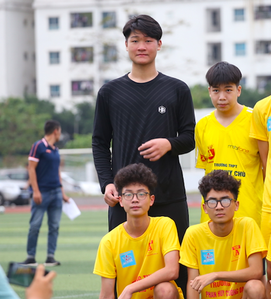Cầu thủ 1m93 gây chú ý tại giải bóng đá học sinh