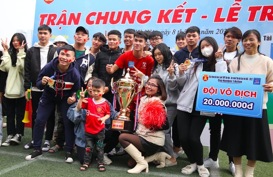 Nhà vô địch THPT Phan Huy Chú ăn mừng đầy cảm xúc