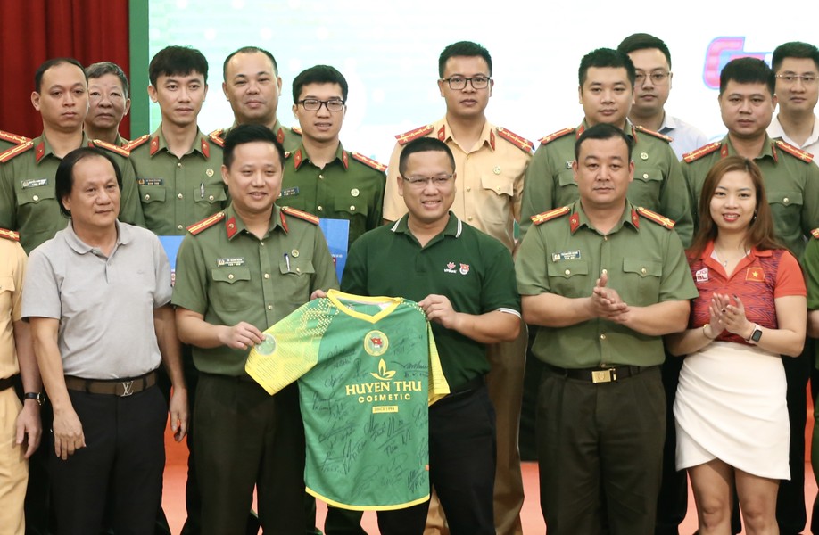 Đấu giá chiếc áo có chữ ký tất cả thành viên đội tuyển Việt Nam