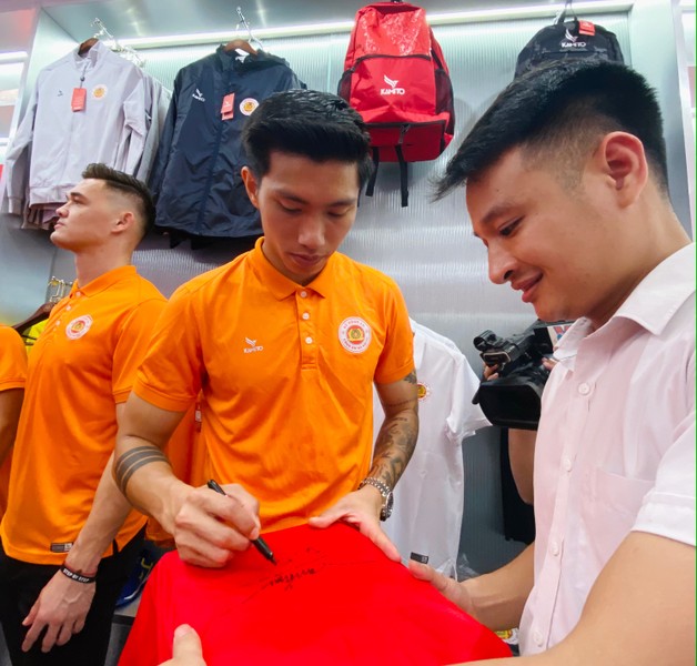 Người hâm mộ hào hứng mua áo đấu, xin chữ ký cầu thủ Công an Hà Nội